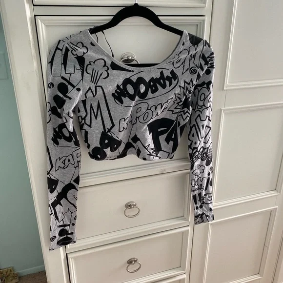 Forever 21 NWT Crop Top- Long Sleeve- Grey & Black Batman Inspired Size Medium - Picture 4 of 12